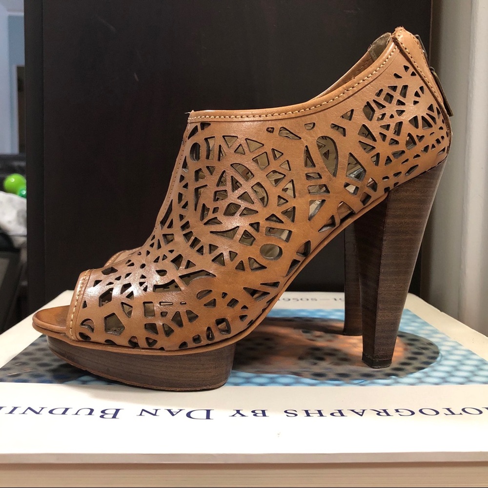 Mea Shadow Cutout Sandals (Nelita) 6.5